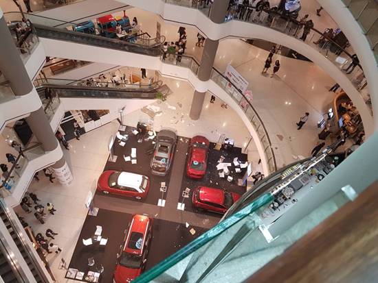 เพดานห้างดังย่านปิ่นเกล้าถล่ม เพดานห้างดังย่านปิ่นเกล้าถล่ม