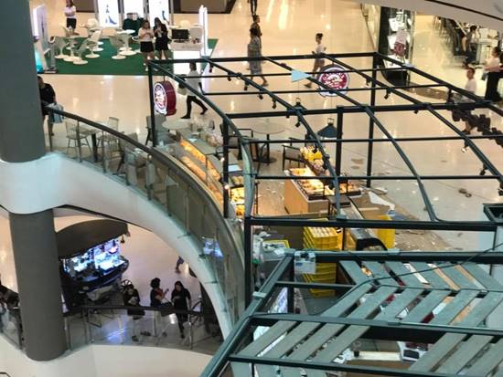 เกิดเหตุฝ้าเพดานห้างดังย่านปิ่นเกล้าถล่ม-ไร้เจ็บ รถโชว์ชั้นล่างเสียหาย เกิดเหตุฝ้าเพดานห้างดังย่านปิ่นเกล้าถล่ม-ไร้เจ็บ รถโชว์ชั้นล่างเสียหาย