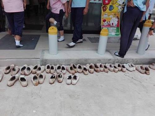 นักเรียนถอดรองเท้าเข้าเซเว่น นักเรียนถอดรองเท้าเข้าเซเว่น