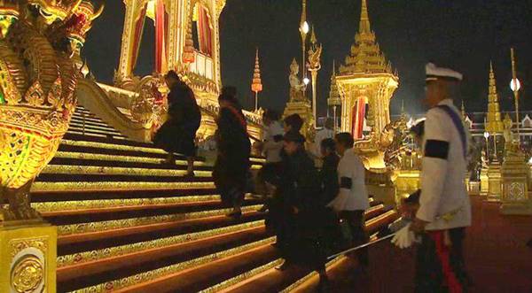 ราชวงศ์-ผู้นำต่างประเทศ ขึ้นพระเมรุมาศ วางดอกไม้จันทน์ ราชวงศ์-ผู้นำต่างประเทศ ขึ้นพระเมรุมาศ วางดอกไม้จันทน์