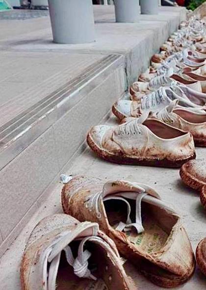 นักเรียนถอดรองเท้าเข้าเซเว่น นักเรียนถอดรองเท้าเข้าเซเว่น