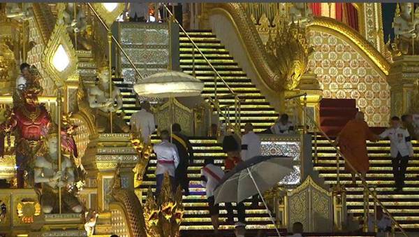 ราชวงศ์-ผู้นำต่างประเทศ ขึ้นพระเมรุมาศ วางดอกไม้จันทน์ ราชวงศ์-ผู้นำต่างประเทศ ขึ้นพระเมรุมาศ วางดอกไม้จันทน์