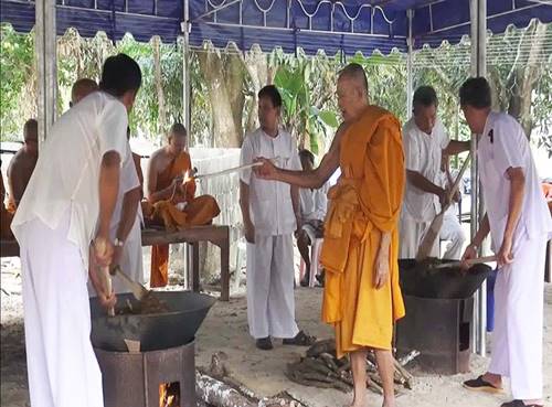 พระเกจิระยอง จัดพิธีเคี่ยวน้ำมันมนต์ต่อกระดูก เผยพิธีกรรมศักดิ์สิทธิ์ 4 ปี มีครั้งเดียว พระเกจิระยอง จัดพิธีเคี่ยวน้ำมันมนต์ต่อกระดูก เผยพิธีกรรมศักดิ์สิทธิ์ 4 ปี มีครั้งเดียว