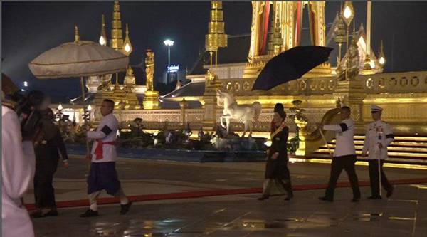 ราชวงศ์-ผู้นำต่างประเทศ ขึ้นพระเมรุมาศ วางดอกไม้จันทน์ ราชวงศ์-ผู้นำต่างประเทศ ขึ้นพระเมรุมาศ วางดอกไม้จันทน์