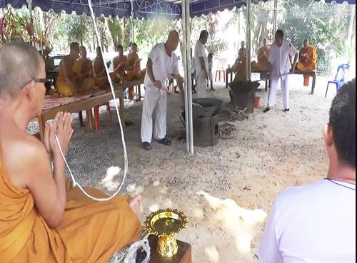 พระเกจิระยอง จัดพิธีเคี่ยวน้ำมันมนต์ต่อกระดูก เผยพิธีกรรมศักดิ์สิทธิ์ 4 ปี มีครั้งเดียว พระเกจิระยอง จัดพิธีเคี่ยวน้ำมันมนต์ต่อกระดูก เผยพิธีกรรมศักดิ์สิทธิ์ 4 ปี มีครั้งเดียว