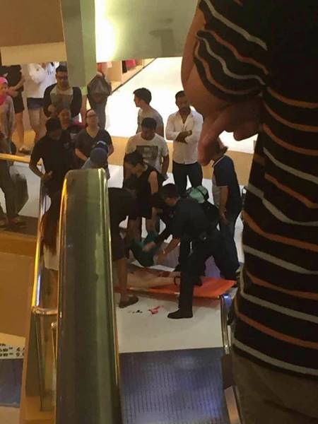 สยอง สาวโดนเหล็กบันไดเลื่อนบาดขา แผลเหวอะใหญ่ เนื้อห้อยเกือบหลุด (มีคลิป) สยอง สาวโดนเหล็กบันไดเลื่อนบาดขา แผลเหวอะใหญ่ เนื้อห้อยเกือบหลุด (มีคลิป)