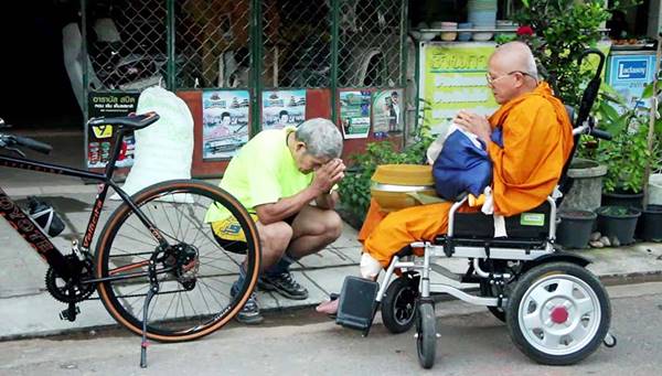 เลื่อมใส พระสงฆ์ขาพิการนั่งรถเข็นคู่กาย ออกบิณฑบาตทุกเช้าระยะทาง 3 กม. เลื่อมใส พระสงฆ์ขาพิการนั่งรถเข็นคู่กาย ออกบิณฑบาตทุกเช้าระยะทาง 3 กม.