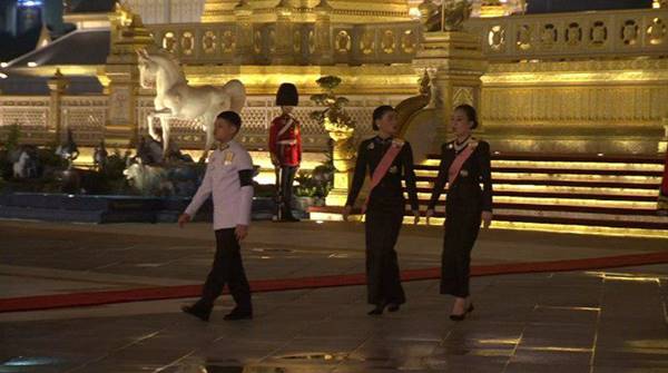 ราชวงศ์-ผู้นำต่างประเทศ ขึ้นพระเมรุมาศ วางดอกไม้จันทน์ ราชวงศ์-ผู้นำต่างประเทศ ขึ้นพระเมรุมาศ วางดอกไม้จันทน์