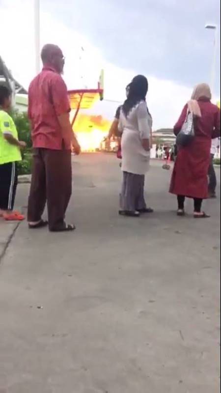 คลิปนาทีคาร์บอมบิ๊กซีปัตตานี ชาวบ้านหนีตายจ้าละหวั่น เจ็บอื้อ-รถพังนับร้อย คลิปนาทีคาร์บอมบิ๊กซีปัตตานี ชาวบ้านหนีตายจ้าละหวั่น เจ็บอื้อ-รถพังนับร้อย