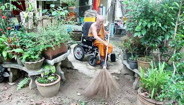 เลื่อมใส พระสงฆ์ขาพิการนั่งรถเข็นคู่กาย ออกบิณฑบาตทุกเช้าระยะทาง 3 กม. เลื่อมใส พระสงฆ์ขาพิการนั่งรถเข็นคู่กาย ออกบิณฑบาตทุกเช้าระยะทาง 3 กม.