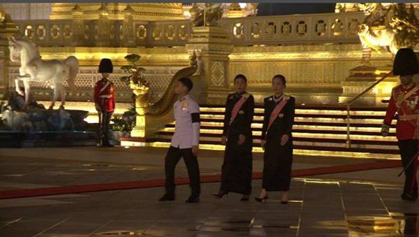 ราชวงศ์-ผู้นำต่างประเทศ ขึ้นพระเมรุมาศ วางดอกไม้จันทน์ ราชวงศ์-ผู้นำต่างประเทศ ขึ้นพระเมรุมาศ วางดอกไม้จันทน์