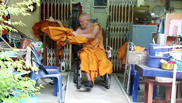เลื่อมใส พระสงฆ์ขาพิการนั่งรถเข็นคู่กาย ออกบิณฑบาตทุกเช้าระยะทาง 3 กม. เลื่อมใส พระสงฆ์ขาพิการนั่งรถเข็นคู่กาย ออกบิณฑบาตทุกเช้าระยะทาง 3 กม.