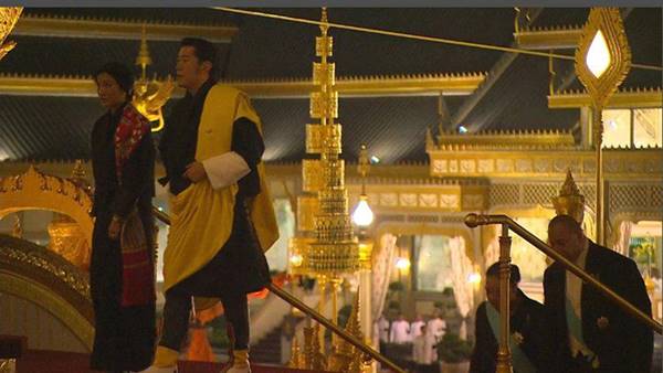 ราชวงศ์-ผู้นำต่างประเทศ ขึ้นพระเมรุมาศ วางดอกไม้จันทน์ ราชวงศ์-ผู้นำต่างประเทศ ขึ้นพระเมรุมาศ วางดอกไม้จันทน์