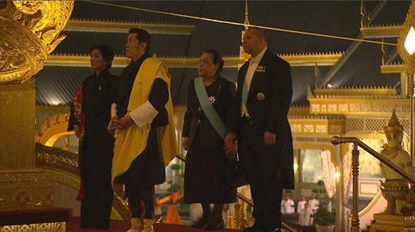 ราชวงศ์-ผู้นำต่างประเทศ ขึ้นพระเมรุมาศ วางดอกไม้จันทน์ ราชวงศ์-ผู้นำต่างประเทศ ขึ้นพระเมรุมาศ วางดอกไม้จันทน์