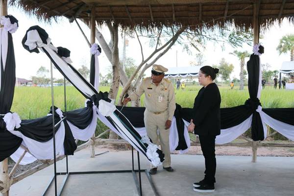 พระองค์เจ้าอทิตยาทรกิติคุณ ทรงขับรถเกี่ยวนวดข้าว หลังเสด็จ จ. สุรินทร์ พระองค์เจ้าอทิตยาทรกิติคุณ ทรงขับรถเกี่ยวนวดข้าว หลังเสด็จ จ. สุรินทร์