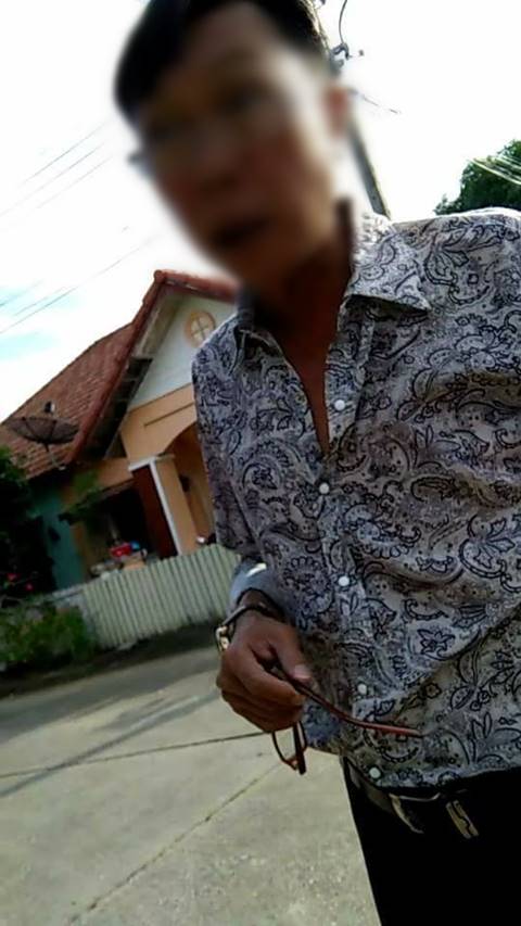 แชร์สนั่น ! ชายอ้างตัวเป็นตำรวจ บังคับให้ไหว้ขอโทษ เหตุจอดรถขวางทาง แชร์สนั่น ! ชายอ้างตัวเป็นตำรวจ บังคับให้ไหว้ขอโทษ เหตุจอดรถขวางทาง