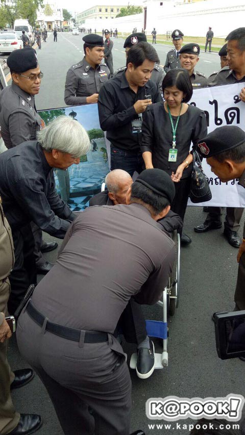 ลุงเอี่ยม ขอทานใจบุญวัดไร่ขิง สุดปลื้ม ได้เข้ากราบบังคมพระบรมศพ ในหลวง ร.9 ลุงเอี่ยม ขอทานใจบุญวัดไร่ขิง สุดปลื้ม ได้เข้ากราบบังคมพระบรมศพ ในหลวง ร.9