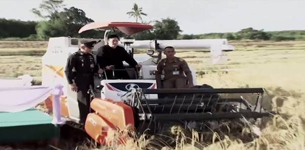 พระองค์เจ้าอทิตยาทรกิติคุณ ทรงขับรถเกี่ยวนวดข้าว หลังเสด็จ จ. สุรินทร์ พระองค์เจ้าอทิตยาทรกิติคุณ ทรงขับรถเกี่ยวนวดข้าว หลังเสด็จ จ. สุรินทร์