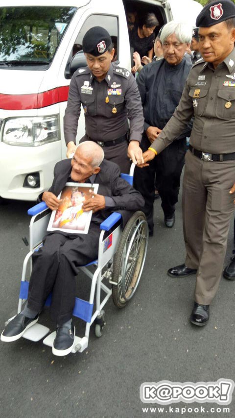 ลุงเอี่ยม ขอทานใจบุญวัดไร่ขิง สุดปลื้ม ได้เข้ากราบบังคมพระบรมศพ ในหลวง ร.9 ลุงเอี่ยม ขอทานใจบุญวัดไร่ขิง สุดปลื้ม ได้เข้ากราบบังคมพระบรมศพ ในหลวง ร.9