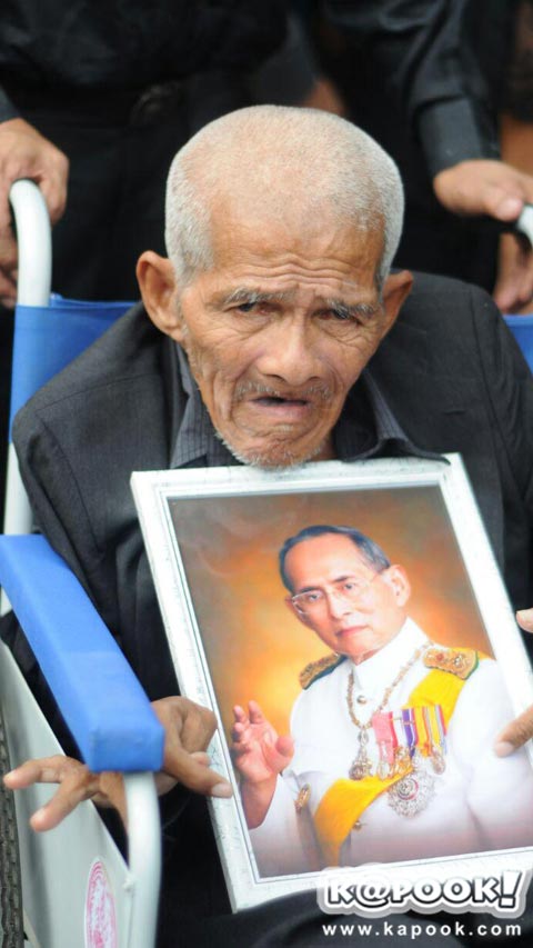 ลุงเอี่ยม ขอทานใจบุญวัดไร่ขิง สุดปลื้ม ได้เข้ากราบบังคมพระบรมศพ ในหลวง ร.9 ลุงเอี่ยม ขอทานใจบุญวัดไร่ขิง สุดปลื้ม ได้เข้ากราบบังคมพระบรมศพ ในหลวง ร.9