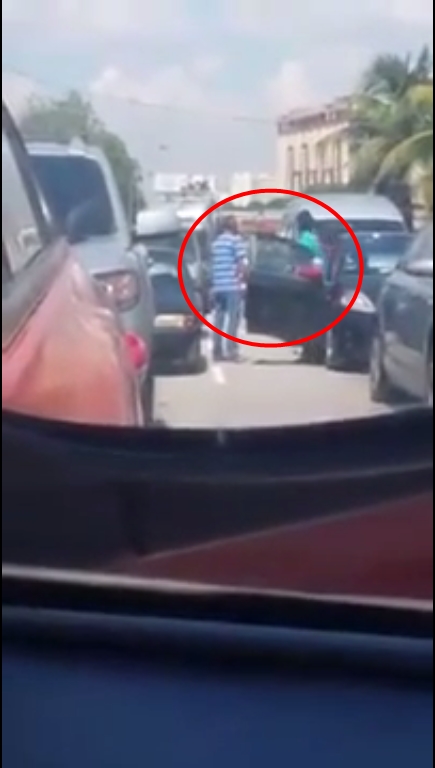 หนุ่มฉุนจัดเตะรถคันข้าง ๆ แต่แล้วกลับเจอจัดหนัก จัดเต็ม ! หนุ่มฉุนจัดเตะรถคันข้าง ๆ แต่แล้วกลับเจอจัดหนัก จัดเต็ม !