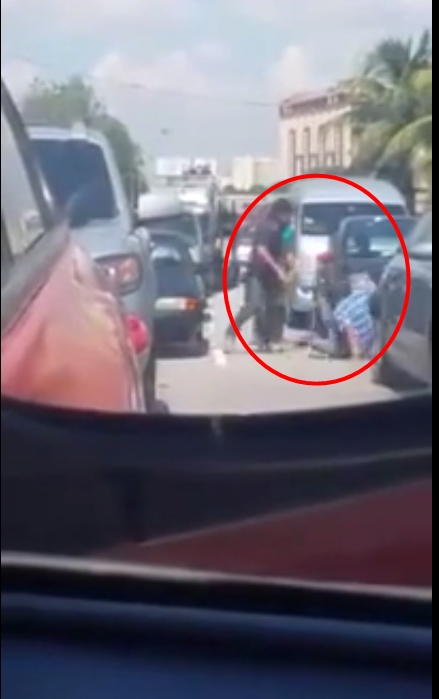 หนุ่มฉุนจัดเตะรถคันข้าง ๆ แต่แล้วกลับเจอจัดหนัก จัดเต็ม ! หนุ่มฉุนจัดเตะรถคันข้าง ๆ แต่แล้วกลับเจอจัดหนัก จัดเต็ม !