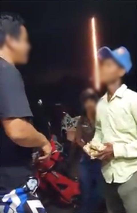 หนุ่มแกล้งบังขายถั่ว หนุ่มแกล้งบังขายถั่ว