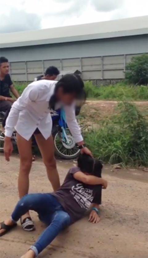 กะเทยยกพวกรุมจิกหัวตบผู้หญิง กะเทยยกพวกรุมจิกหัวตบผู้หญิง