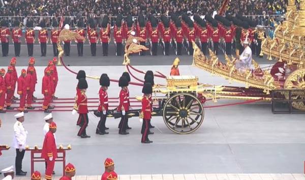 ราชรถปืนใหญ่ ที่ใช้อัญเชิญพระโกศพระบรมศพ สู่พระเมรุมาศ ราชรถปืนใหญ่ ที่ใช้อัญเชิญพระโกศพระบรมศพ สู่พระเมรุมาศ