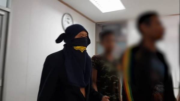 ไร้เงาญาติช่วยเหลือพ่อเด็กไลฟ์สดแม่มีเซ็กส์กับลูก 3 ขวบ ไร้เงาญาติช่วยเหลือพ่อเด็กไลฟ์สดแม่มีเซ็กส์กับลูก 3 ขวบ