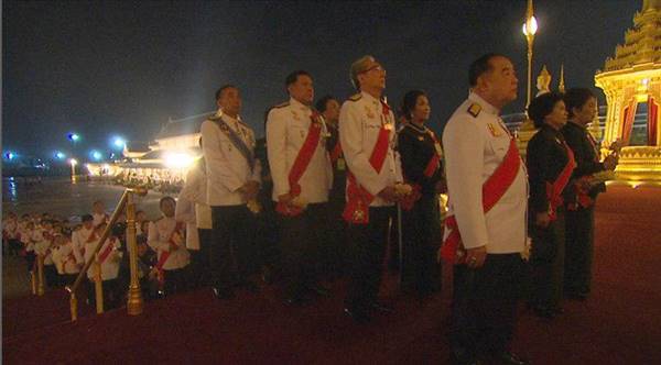 ราชวงศ์-ผู้นำต่างประเทศ ขึ้นพระเมรุมาศ วางดอกไม้จันทน์ ราชวงศ์-ผู้นำต่างประเทศ ขึ้นพระเมรุมาศ วางดอกไม้จันทน์