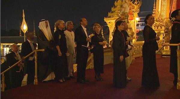 ราชวงศ์-ผู้นำต่างประเทศ ขึ้นพระเมรุมาศ วางดอกไม้จันทน์ ราชวงศ์-ผู้นำต่างประเทศ ขึ้นพระเมรุมาศ วางดอกไม้จันทน์