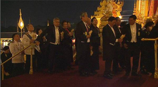 ราชวงศ์-ผู้นำต่างประเทศ ขึ้นพระเมรุมาศ วางดอกไม้จันทน์ ราชวงศ์-ผู้นำต่างประเทศ ขึ้นพระเมรุมาศ วางดอกไม้จันทน์