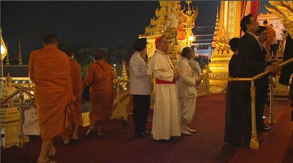 ราชวงศ์-ผู้นำต่างประเทศ ขึ้นพระเมรุมาศ วางดอกไม้จันทน์ ราชวงศ์-ผู้นำต่างประเทศ ขึ้นพระเมรุมาศ วางดอกไม้จันทน์