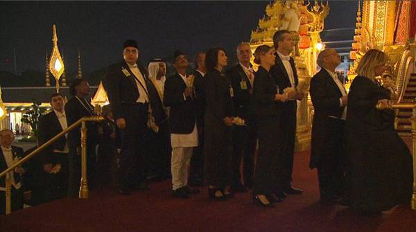 ราชวงศ์-ผู้นำต่างประเทศ ขึ้นพระเมรุมาศ วางดอกไม้จันทน์ ราชวงศ์-ผู้นำต่างประเทศ ขึ้นพระเมรุมาศ วางดอกไม้จันทน์