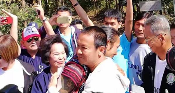 ลุงรงค์ จาตุรงค์ ม๊กจก ดักมอบเงิน 4.1 ล้าน #เก็บตกให้พี่ตูน ลุงรงค์ จาตุรงค์ ม๊กจก ดักมอบเงิน 4.1 ล้าน #เก็บตกให้พี่ตูน