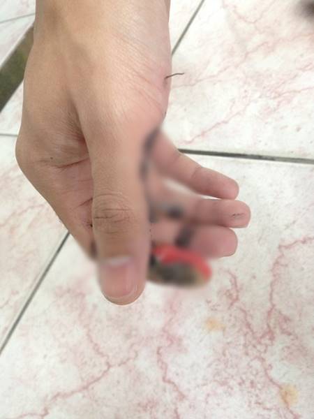 หนุ่มเอามือถือใส่กระเป๋ากางเกงเดฟ หนุ่มเอามือถือใส่กระเป๋ากางเกงเดฟ