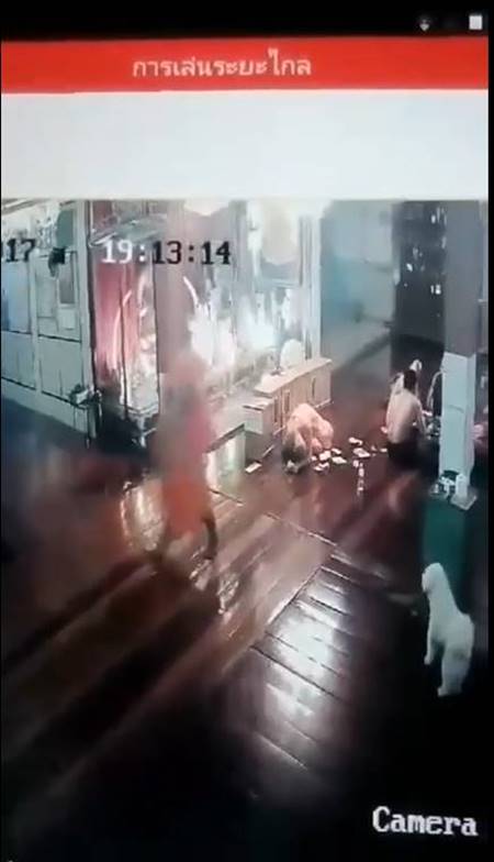 ผู้ช่วยเจ้าอาวาสเตะพระอีกรูปเกือบสลบ ผู้ช่วยเจ้าอาวาสเตะพระอีกรูปเกือบสลบ