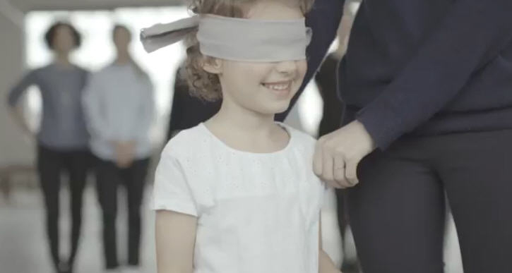 ซึ้งน้ำตาไหล เมื่อให้เด็ก ๆ ปิดตาคลำหาแม่ ภาพอบอุ่นใจก็เกิดขึ้น ซึ้งน้ำตาไหล เมื่อให้เด็ก ๆ ปิดตาคลำหาแม่ ภาพอบอุ่นใจก็เกิดขึ้น