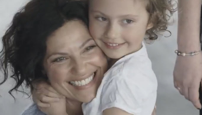 ซึ้งน้ำตาไหล เมื่อให้เด็ก ๆ ปิดตาคลำหาแม่ ภาพอบอุ่นใจก็เกิดขึ้น ซึ้งน้ำตาไหล เมื่อให้เด็ก ๆ ปิดตาคลำหาแม่ ภาพอบอุ่นใจก็เกิดขึ้น