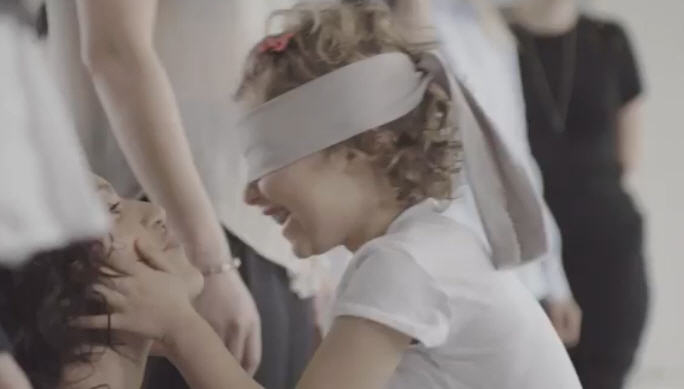 ซึ้งน้ำตาไหล เมื่อให้เด็ก ๆ ปิดตาคลำหาแม่ ภาพอบอุ่นใจก็เกิดขึ้น ซึ้งน้ำตาไหล เมื่อให้เด็ก ๆ ปิดตาคลำหาแม่ ภาพอบอุ่นใจก็เกิดขึ้น