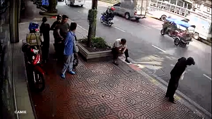 ขี่รถปีนฟุตปาธ ขี่รถปีนฟุตปาธ