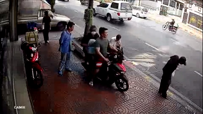 ขี่รถปีนฟุตปาธ ขี่รถปีนฟุตปาธ