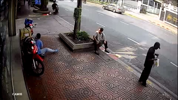 ขี่รถปีนฟุตปาธ ขี่รถปีนฟุตปาธ