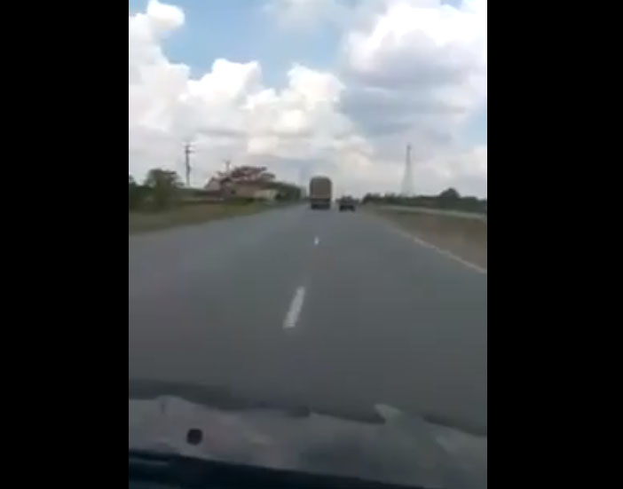 คลิป รถบรรทุกพ่วง ขับกระแทก รถตำรวจ คลิป รถบรรทุกพ่วง ขับกระแทก รถตำรวจ