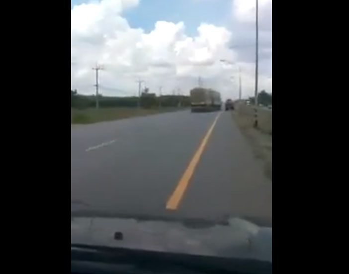 คลิป รถบรรทุกพ่วง ขับกระแทก รถตำรวจ คลิป รถบรรทุกพ่วง ขับกระแทก รถตำรวจ