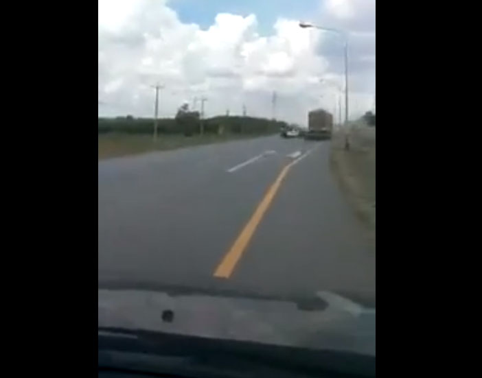 คลิป รถบรรทุกพ่วง ขับกระแทก รถตำรวจ คลิป รถบรรทุกพ่วง ขับกระแทก รถตำรวจ