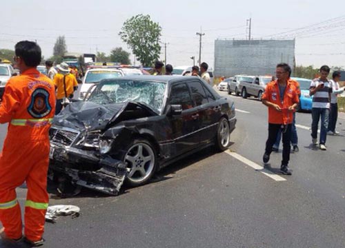 สยอง ! นิสสันมาร์ชประสานงาเบนซ์ จุดกลับรถหัวหิน สังเวย 2 ศพ สยอง ! นิสสันมาร์ชประสานงาเบนซ์ จุดกลับรถหัวหิน สังเวย 2 ศพ
