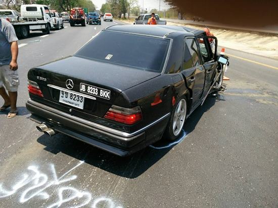 สยอง ! นิสสันมาร์ชประสานงาเบนซ์ จุดกลับรถหัวหิน สังเวย 2 ศพ สยอง ! นิสสันมาร์ชประสานงาเบนซ์ จุดกลับรถหัวหิน สังเวย 2 ศพ