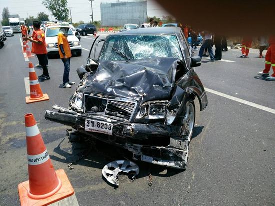 สยอง ! นิสสันมาร์ชประสานงาเบนซ์ จุดกลับรถหัวหิน สังเวย 2 ศพ สยอง ! นิสสันมาร์ชประสานงาเบนซ์ จุดกลับรถหัวหิน สังเวย 2 ศพ